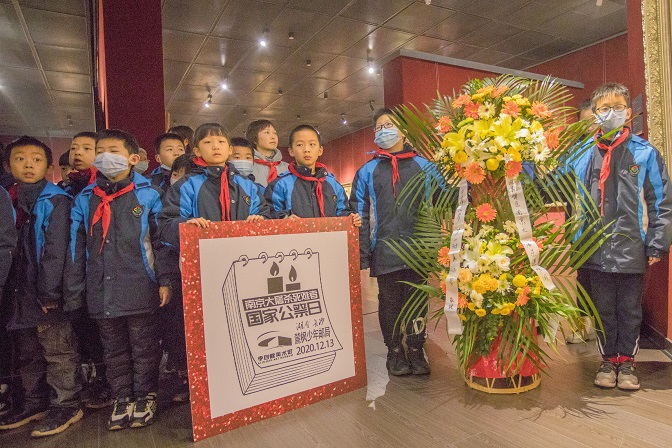 少先队员向南京大屠杀遇难同胞敬献花圈.jpg