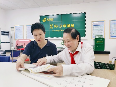 第一附属小学张建华校长向李少华会士介绍学校工作.JPG
