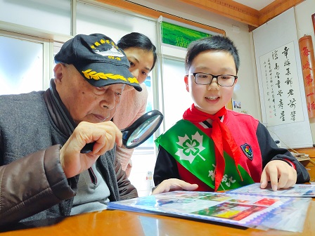 向黎泽重先生介绍参展邮集.JPG