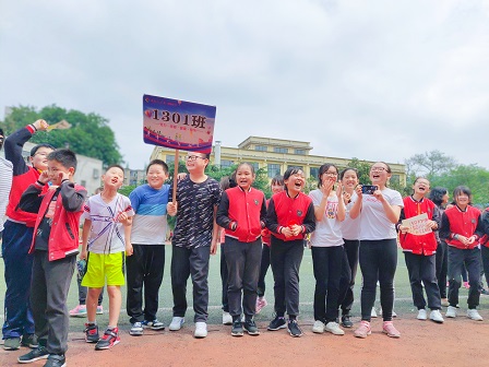 啦啦队伍为班级加油.JPG