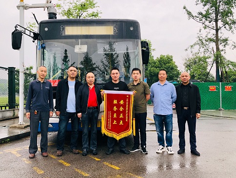 4.学生赠送锦旗 (1).JPG