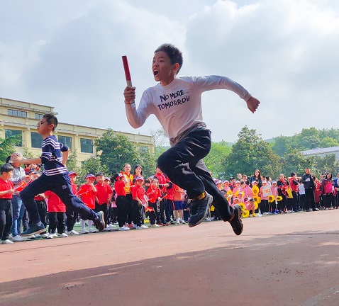 接力赛奋勇拼搏.jpg