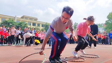 亲子运动会“双人摸石头过河”.JPG